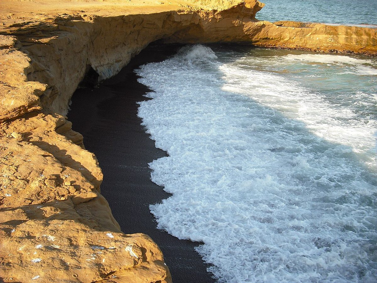 Playa Roja de Paracas con acantilados al fondo