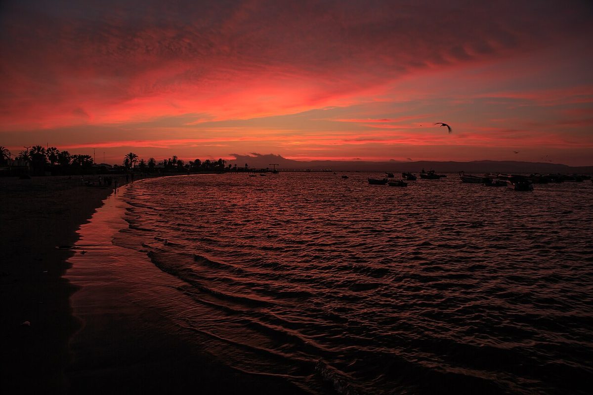 Atardecer rojo sobre la bahía de Paracas