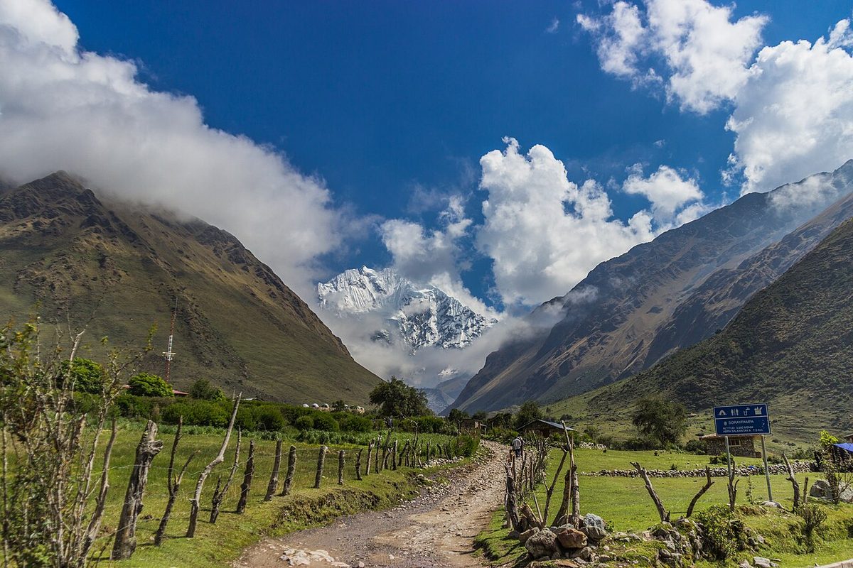 Enviar su reservaero del trek Salkantay entre montañas nevadas