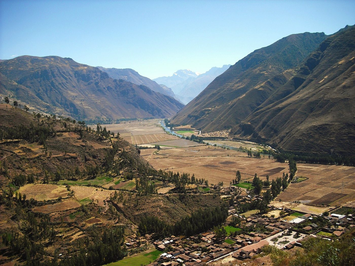 Valle Sagrado de los Incas entre montañas