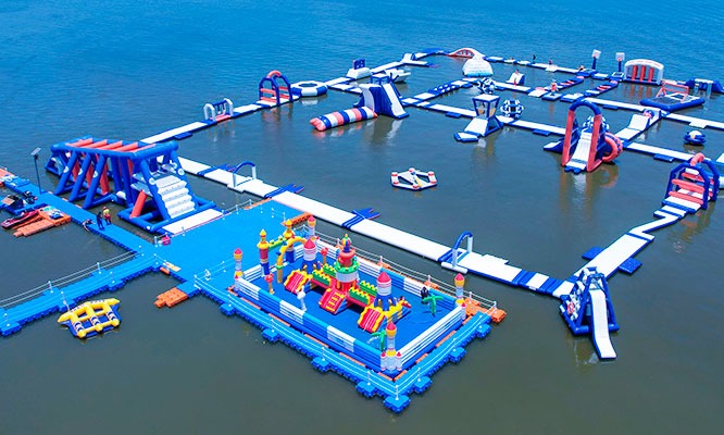 Parque acuático inflable en el mar de Paracas