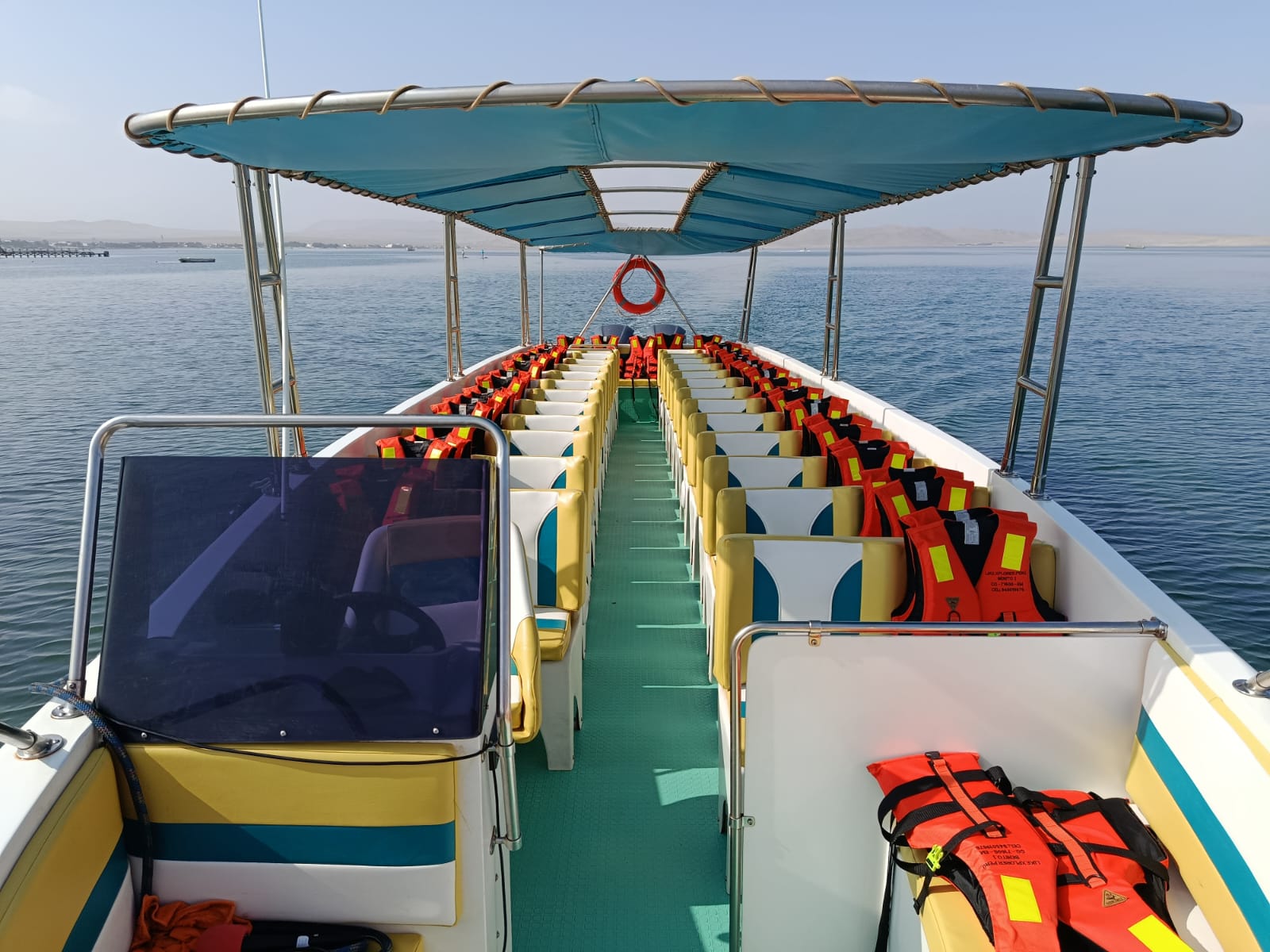 Embarcación de Like Xplorer Perú con chalecos salvavidas listos a bordo, en la bahía de Paracas