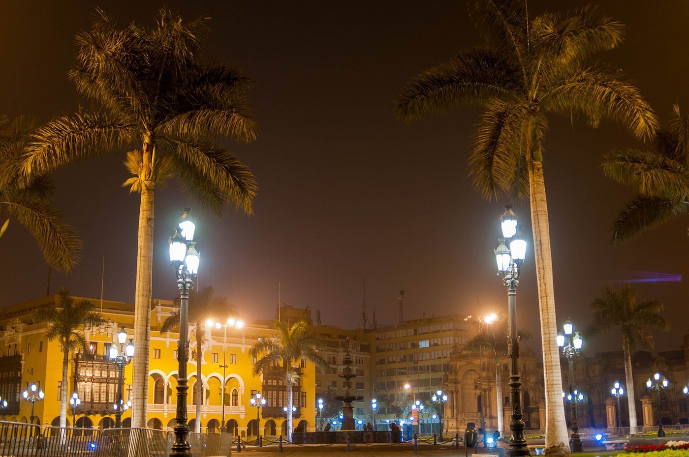Plaza Mayor de Lima iluminada de noche