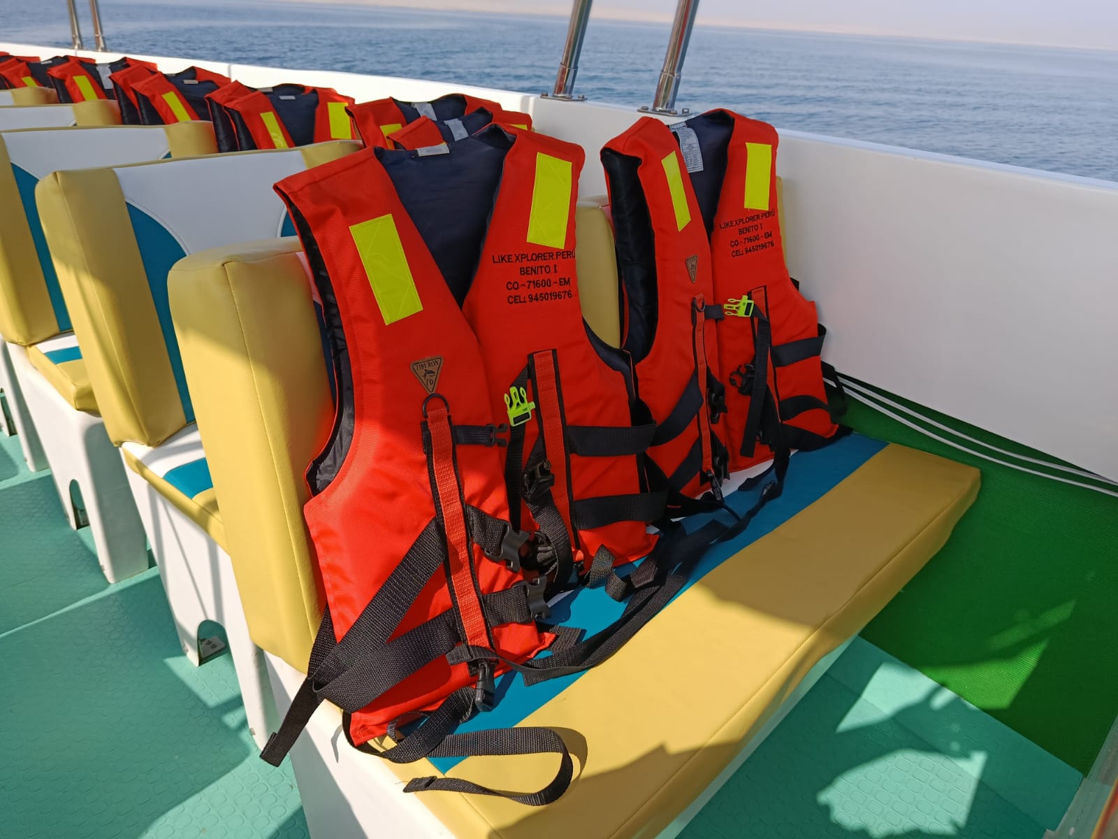 Unidad turística de Like Xplorer Perú con chalecos salvavidas y asientos cómodos frente al mar de Paracas