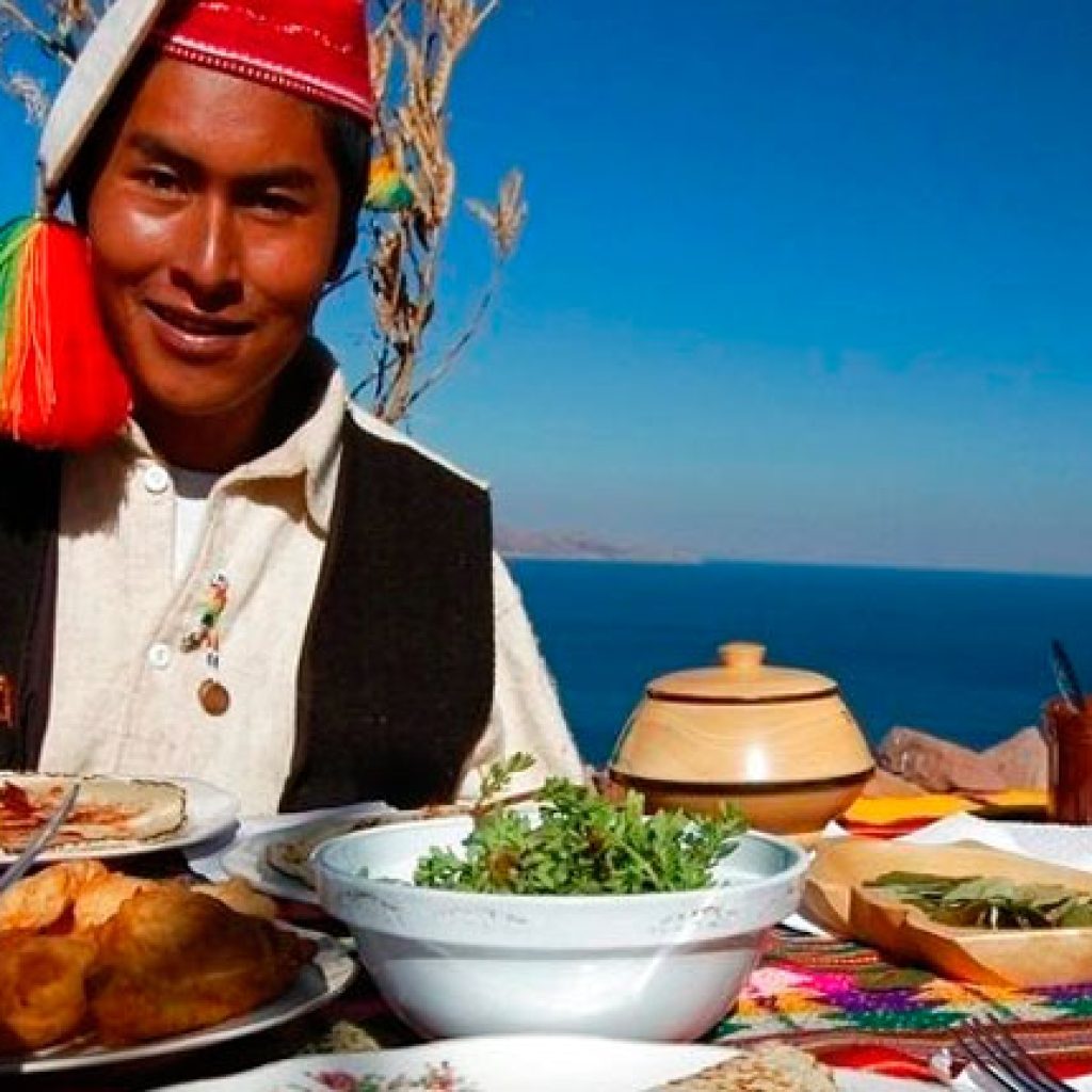 Tour privado de día completo a las Islas de los Uros y Taquile con almuerzo